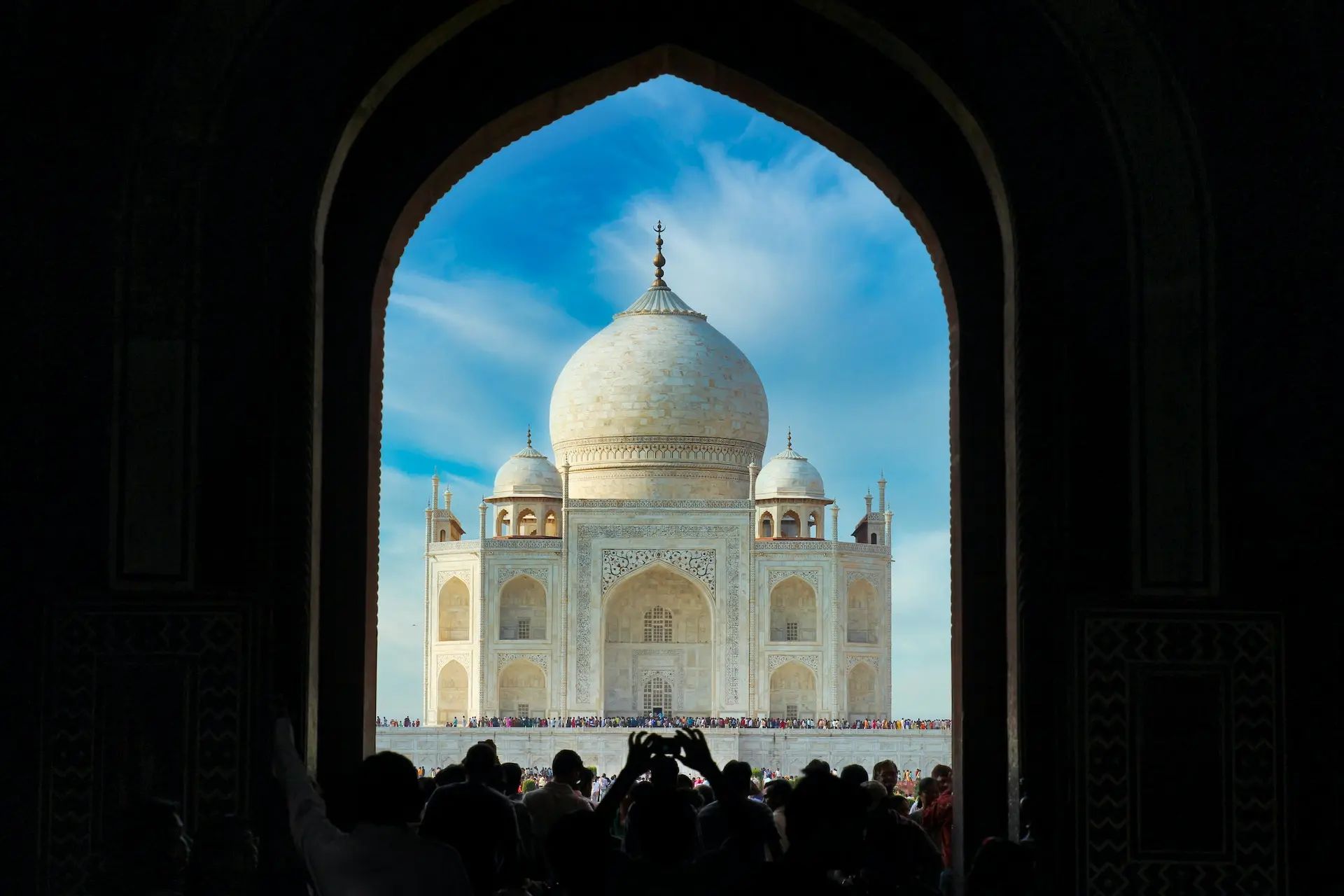 Taj Mahal image from the-castle door